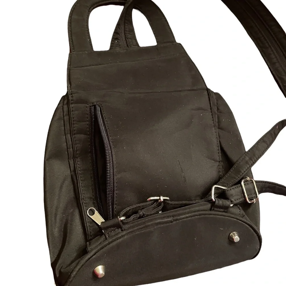 Spar Backpack/purse, black,‎ footed bottom